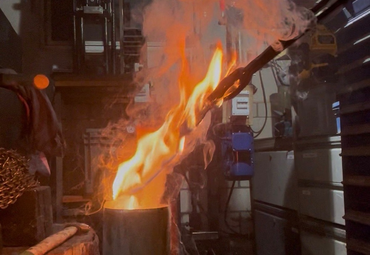 Abschrecken der Klinge im Oel